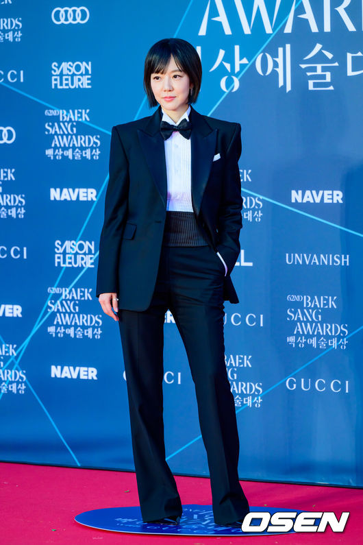 [OSEN=박준형 기자] 8일 오후 서울 삼성동 코엑스에서 ‘제62회 백상예술대상’ 시상식이 진행됐다.여덟 번째 호흡을 맞추는 3명의 MC신동엽·수지·박보검이 올해도 시상식 진행을 맡았다.  영화 부문에선 ‘왕과 사는 남자’(감독장항준)와 ‘어쩔수가없다’(감독박찬욱)가 치열하게 경쟁을 벌이고, 방송 부문에서도 여러 쟁쟁한 후보들이 수상 여부를 두고 각축을 벌인다.배우 임수정이 포즈를 취하고 있다.   2026.05.08 / soul1014@osen.co.kr