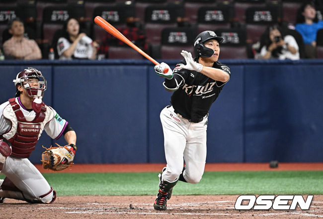 [OSEN=고척, 조은정 기자]8일 서울 고척스카이돔에서 2026 신한 SOL KBO리그 키움 히어로즈와 KT 위즈의 경기가 열렸다.이날 키움은 안우진, KT 오원석을 선발로 내세웠다.6회초 1사 1,2루에서 KT 유준규가 선제 싹쓸이 2타점 3루타를 날리고 있다. 2026.05.08 /cej@osen.co.kr
