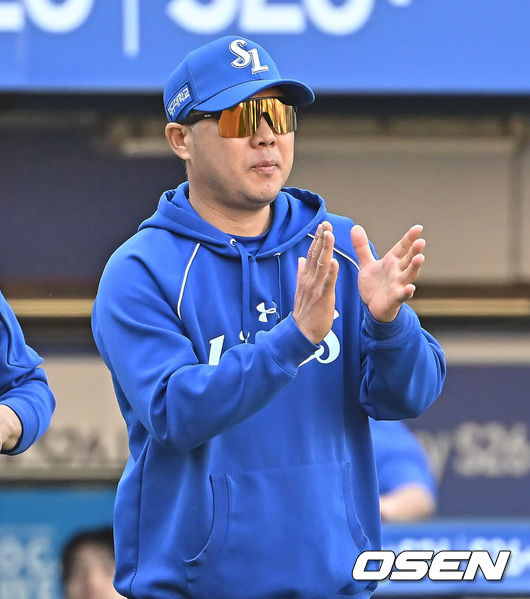 [OSEN=대구, 이석우 기자] 5일 대구삼성라이온즈파크에서 2026 신한 SOL KBO 리그 삼성 라이온즈와 키움 히어로즈의 경기가 열렸다. 홈팀 삼성은 오러클린이, 방문팀 키움은 오석주가 선발 출전했다. 삼성 라이온즈 박진만 감독이 키움 히어로즈에 11-1로 승리한 후 승리 축하 박수를 치고 있다. 2026.05.05 / foto0307@osen.co.kr