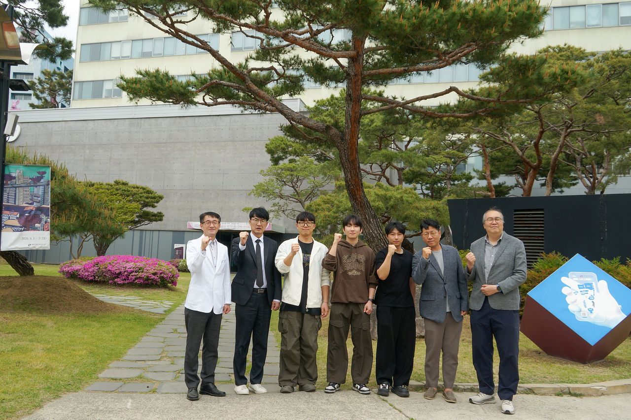 대구보건대학교 교내에서 방사선학과 재학생과 교수진이 한국원자력안전기술원이 시행하는 ‘방사성동위원소 취급자 일반면허(RI)’ 시험에 합격하고 기념촬영을 하고 있다. 왼쪽 세 번째부터 정동섭, 송은호, 서지민 학생.