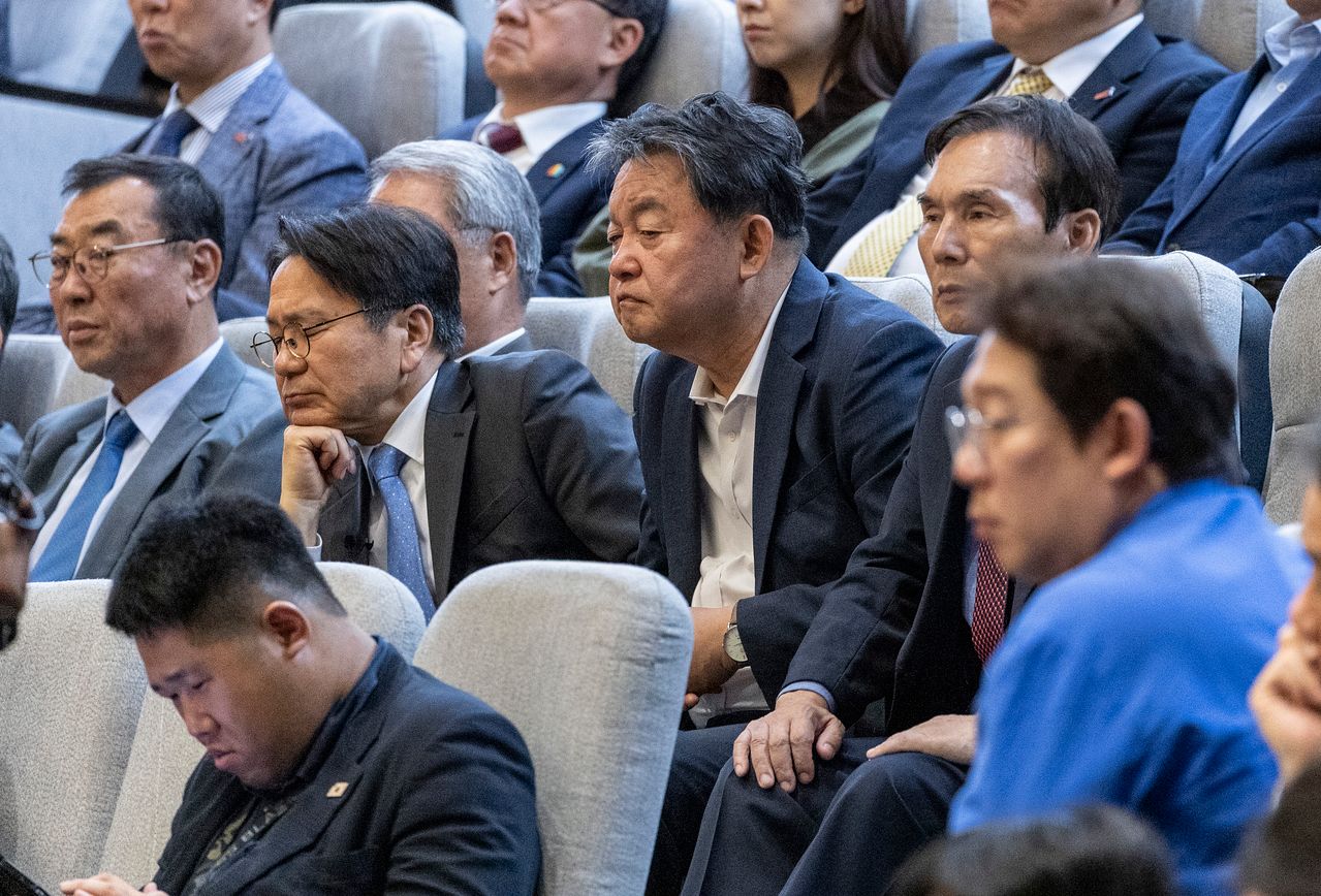 강기정 광주광역시장(왼쪽 두 번째)을 비롯한 5ㆍ18 민주화 운동 단체 관계자들이 7일 국회에서 열린 제435회 국회(임시회) 1차 본회의에 대한민국 헌법 개정안이 국민의힘의 불참으로 투표 불성립이 될 것으로 보이자 심각한 표정으로 의원들의 의사 진행 발언을 지켜보고 있다. 연합뉴스