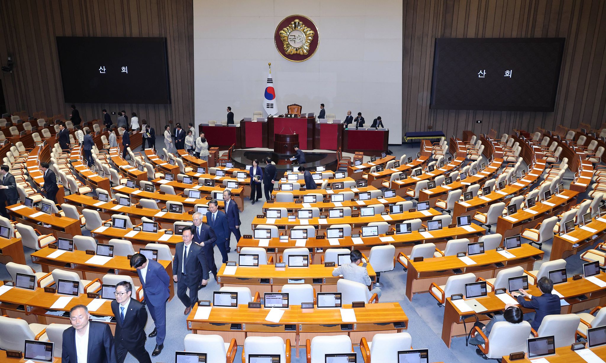 우원식 국회의장이 8일 오후 국회에서 열린 본회의에서 산회를 선포하자 의원들이 본회의장을 떠나고 있다. 임현동 기자