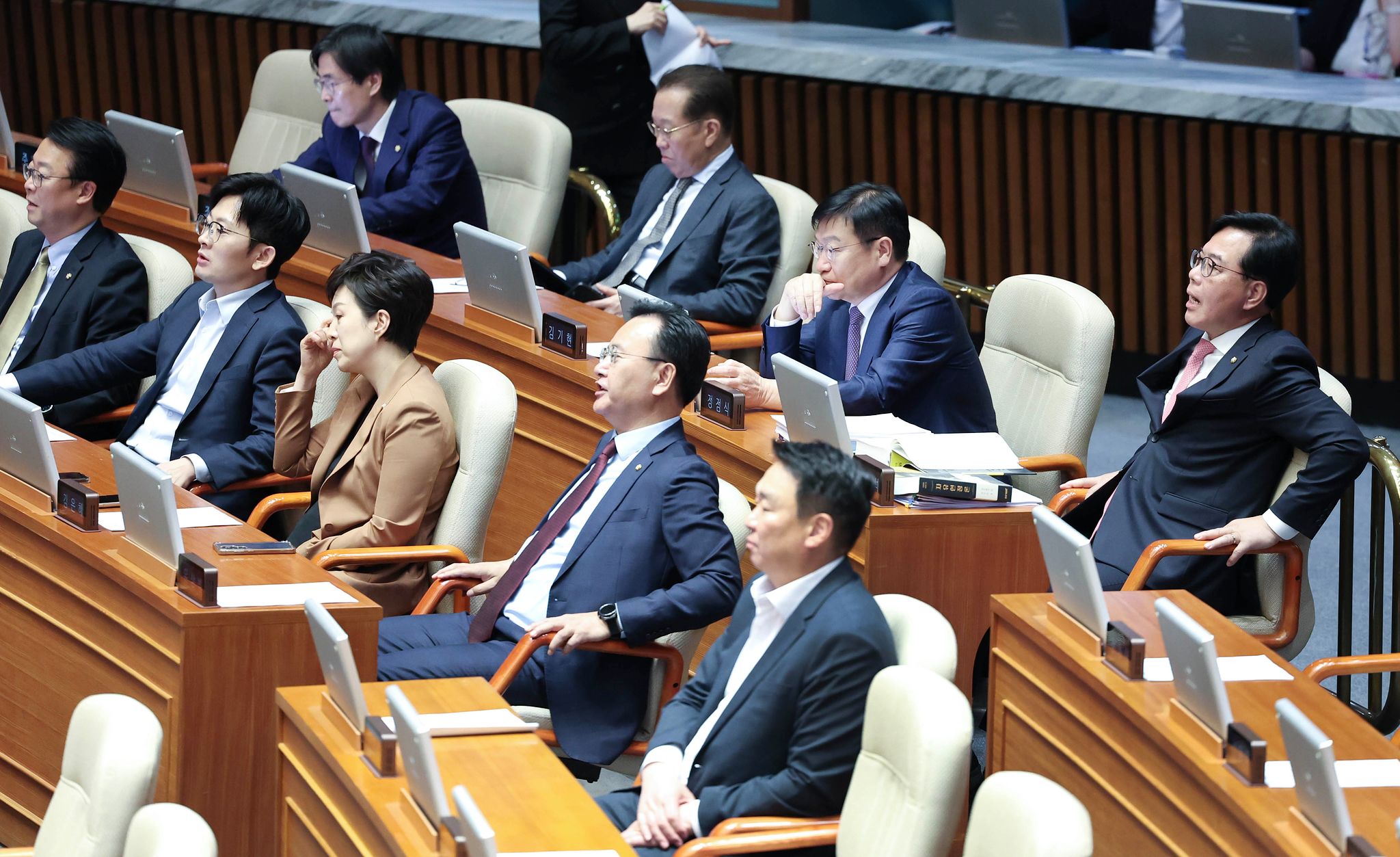 송언석 국민의힘 원내대표(오른쪽)와 의원들이 8일 오후 국회 본회의에서 우원식 국회의장이 헌법개정안과 관련 국민의힘이 무제한 토론을 신청한 것에 대해 비판하자 항의하고 있다. 임현동 기자