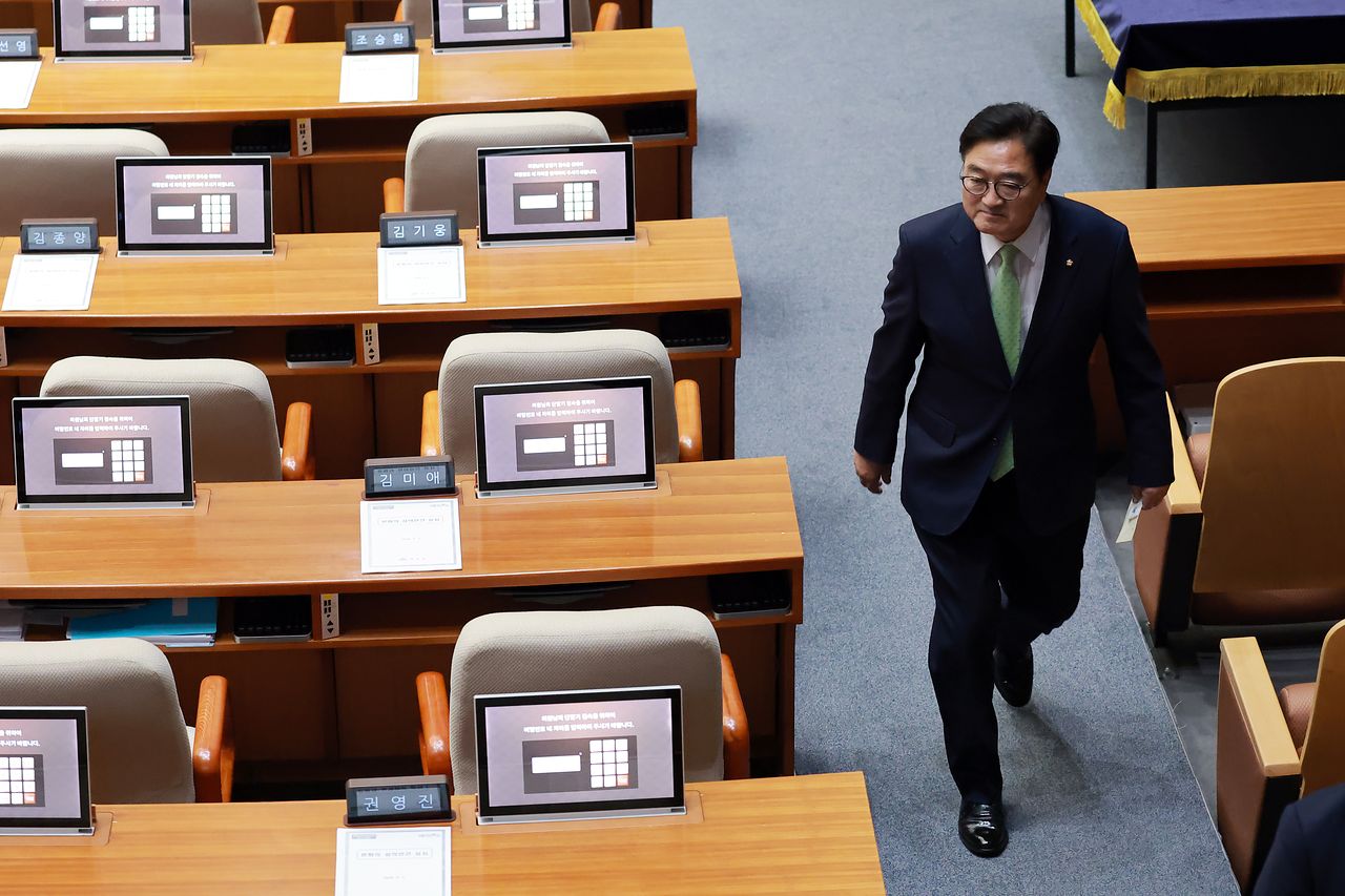우원식 국회의장이 7일 국회에서 열린 5월 임시국회 제1차 본회의에서 대한민국헌법 개정안 표결에 참여하고 있다. 왼쪽으로 국민의힘 의원석이 비어 있다. 연합뉴스