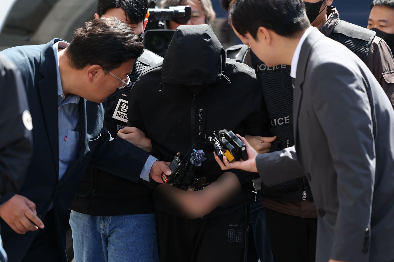 광주 도심에서 일면식 없는 여고생을 살해한 장 모 씨(24)가 7일 구속 전 피의자 심문(영장실질심사)를 받기 위해 광주지방법원에 들어서고 있다. 뉴스1