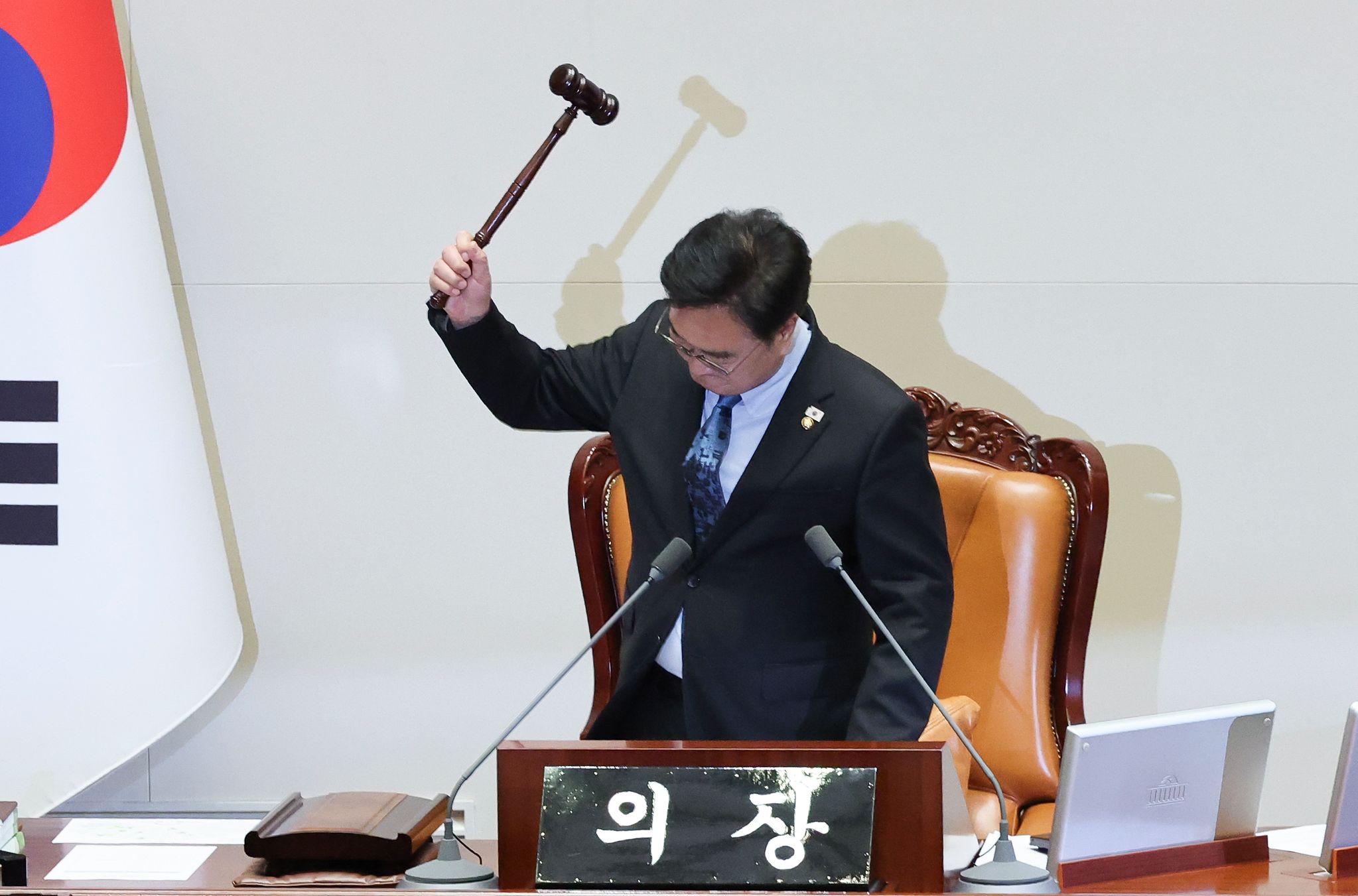 우원식 국회의장이 8일 오후 국회에서 열린 본회의에서 헌법개정안과 관련해 국민의힘이 무제한 토론을 신청하자 이를 비판하는 발언 후 산회를 선포하고 있다. 임현동 기자