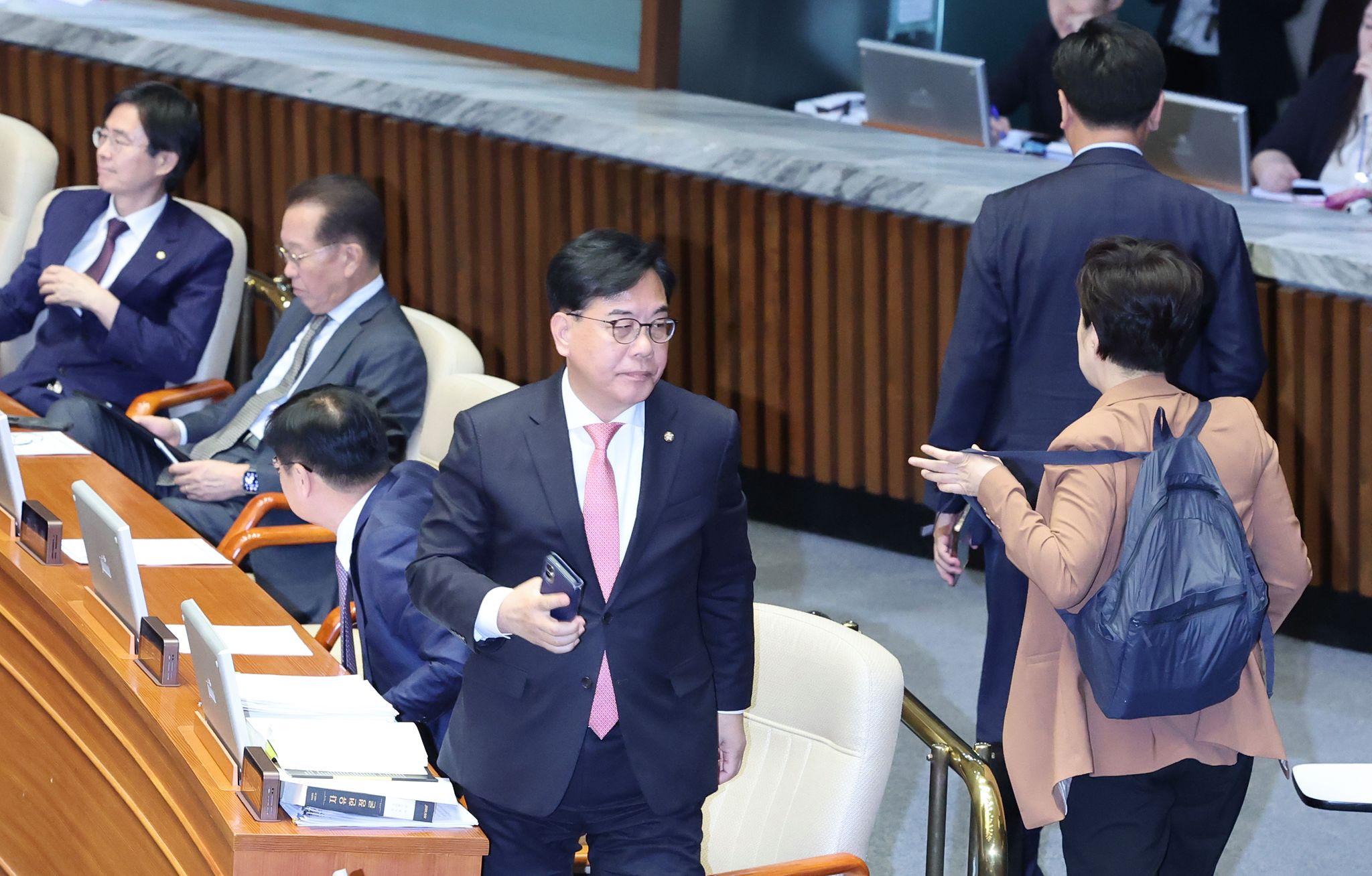 송언석 국민의힘 원내대표(가운데)와 의원들이 8일 국회 본회의에서 우원식 국회의장이 헌법개정안과 관련 국민의힘이 무제한 토론을 신청한 것에 대해 비판 발언을 이어가자 퇴장하고 있다. 임현동 기자