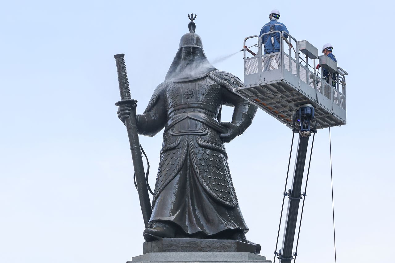 지난달 4월 14일 서울 종로구 광화문광장에서 서울시 관계자들이 이순신 장군 동상을 세척하고 있다. 연합뉴스 