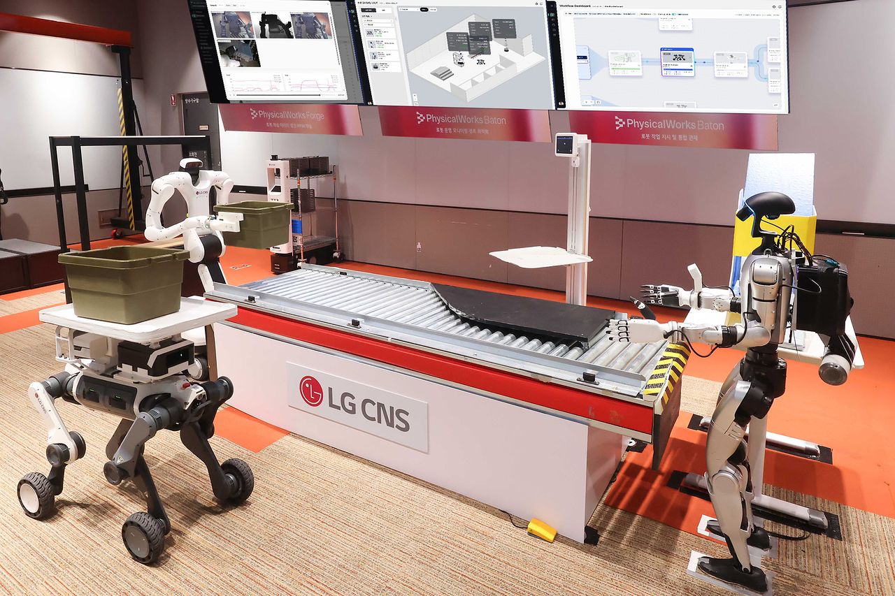 LG CNS의 로봇 학습 플랫폼 ‘피지컬웍스 포지’를 통해 업무를 배운 이족보행·사족보행·휠 타입·자율주행로봇(AMR)이 로봇 운영 플랫폼 ‘피지컬웍스 바통’의 지휘를 받으며 물류 현장에서 함께 일하고 있다. 사진 LG CNS