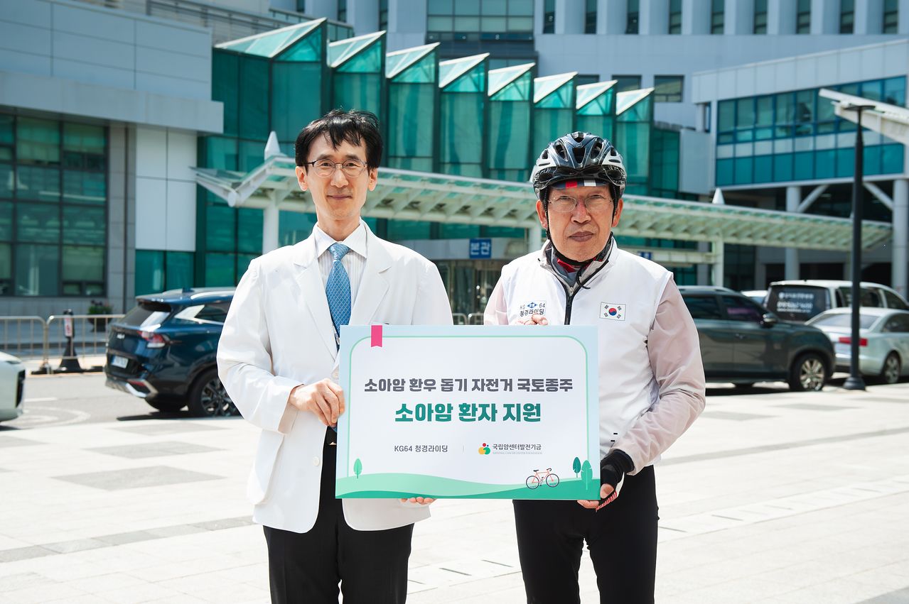 이진수 전 국립암센터 원장(오른쪽)이 주도하는 자전거 동호회가 부산~서울을 종주해 1억원을 모금했다. 이 전 원장이 이근석 암센터 부속병원장에게 후원금을 전달했다. 사진 국립암센터 