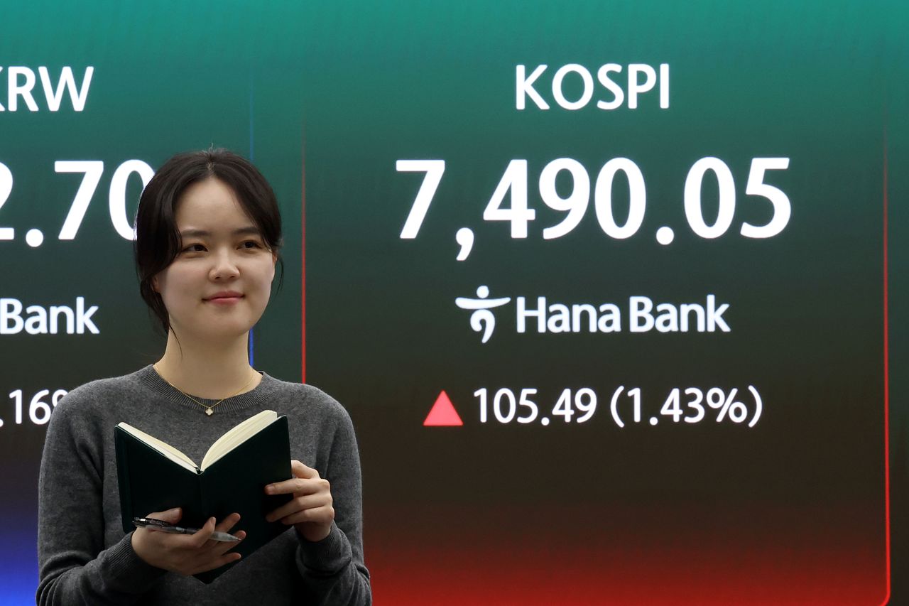 코스피 지수가 사상 최고치로 마감한 7일 오후 서울 중구 하나은행 본점 딜링룸 현황판에 전장대비 105.49포인트(1.43%) 상승한 7,490.05를 나타내고 있다. 뉴스1