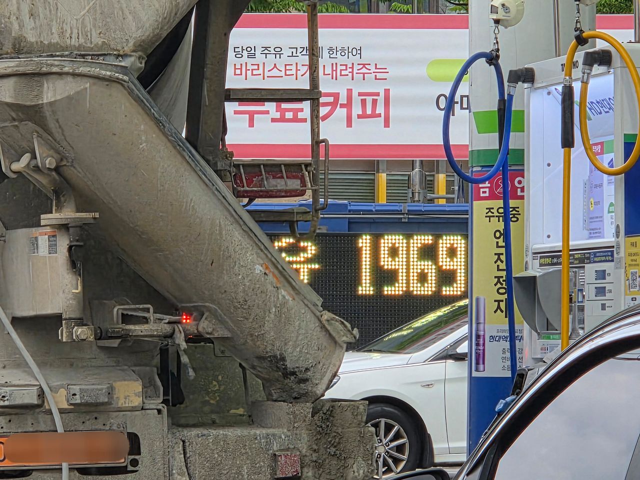 7일 오후 서울 동작구 신대방동의 한 셀프 주유소에 차들이 몰려 있다. 오피넷에 따르면 이날 이 주유소의 보통휘발유 가격(리터당 1969원)이 서울에서 가장 저렴했다. 오효정 기자