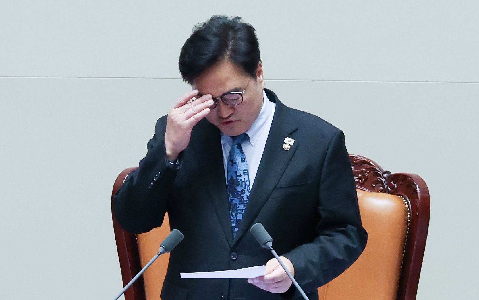 우원식 국회의장이 8일 오후 국회에서 열린 본회의에서 헌법개정안과 관련해 국민의힘이 무제한 토론을 신청하자 이를 비판하는 발언하고 있다. 임현동 기자