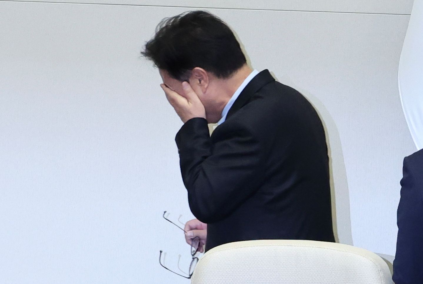 우원식 국회의장이 8일 오후 국회 본회의에서 헌법개정안과 관련해 "재상정하지 않겠다"고 밝힌 뒤 본회의장을 나서고 있다. 임현동 기자