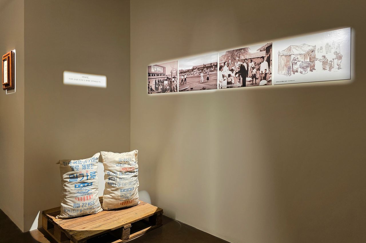 성심당 70주년 기념 전시회 현장. 성심당은 대흥동 성당에서 준 밀가루 두 포대에서 비롯됐다. 권혁재 사진전문기자