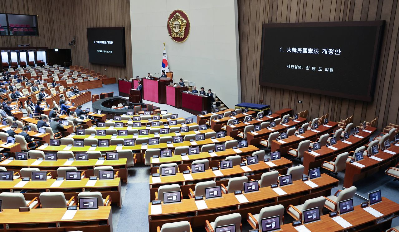 한병도 더불어민주당 원내대표가 7일 오후 국회 본회의에서 개헌안 제안설명을 하고 있다. 국민의힘은 개헌 반대를 당론으로 정하고 본회의장에 들어오지 않았다. 임현동 기자