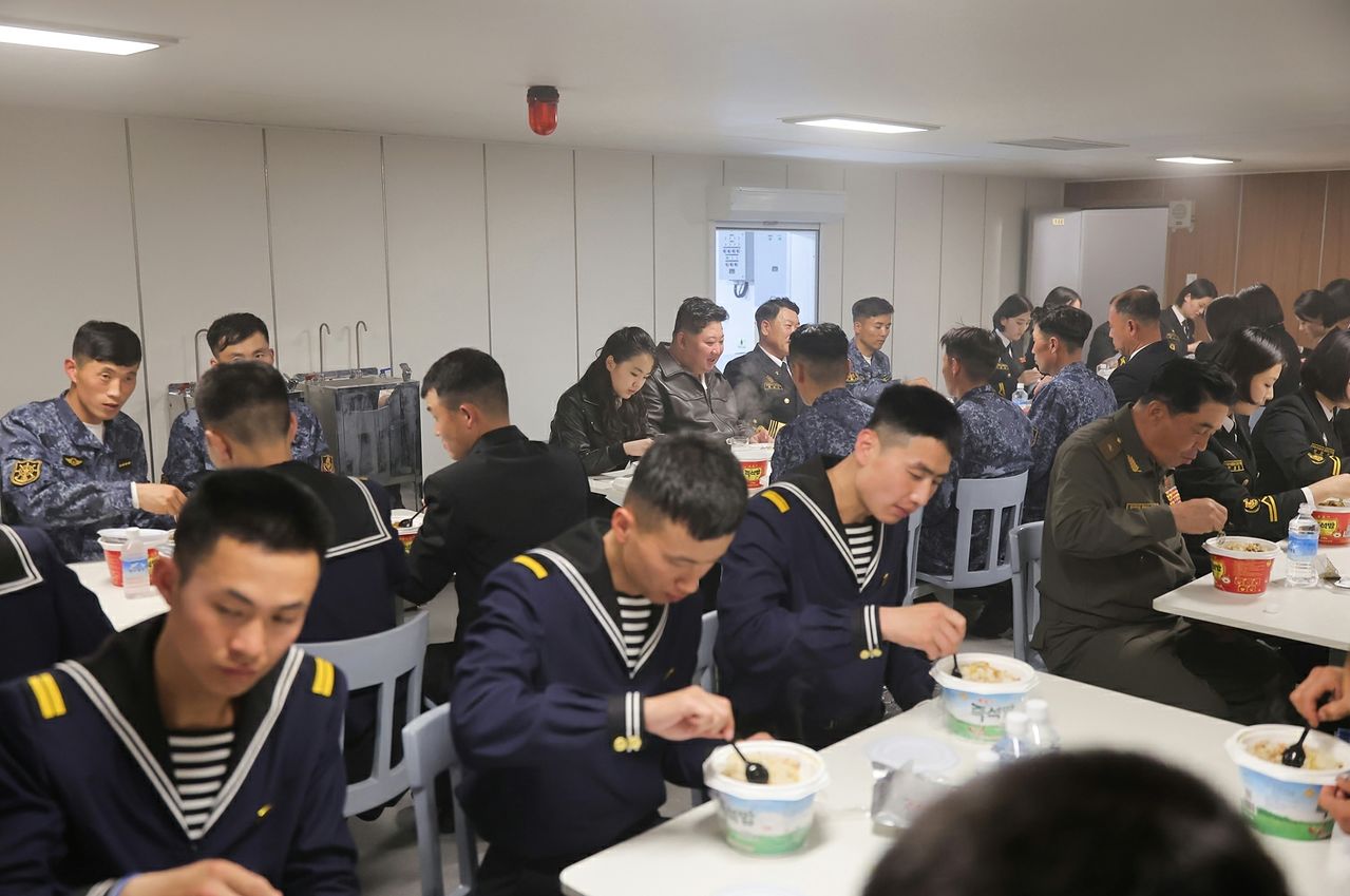 김정은 북한 국무위원장이 지난 7일 최현호에서 딸 주애와 함께 함내 식당에서 즉석밥이 놓인 식탁에서 해병들과 자리를 함께 하는 모습. 노동신문, 뉴스1 