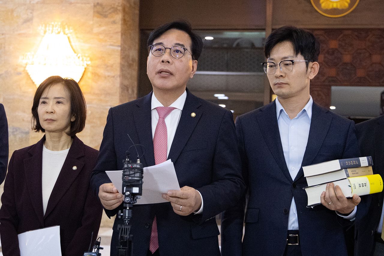 송언석 국민의힘 원내대표가 8일 서울 여의도 국회에서 열린 제435회 국회(임시회) 제2차 본회의 산회 후 로텐더홀에서 입장을 밝히고 있다. 뉴스1