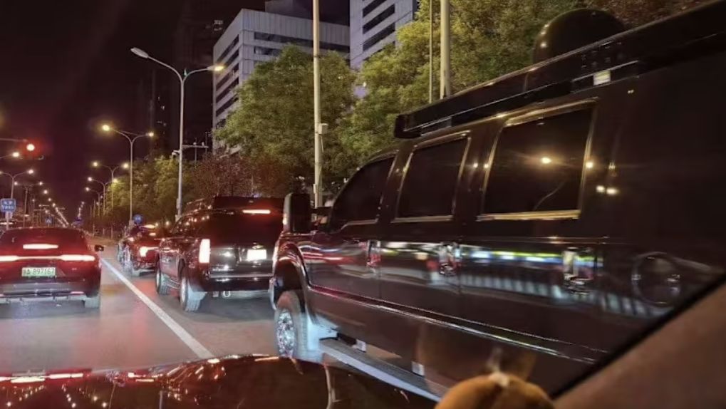 지난 6일 중국 베이징 시내 고속도로에서 미국 정부 번호판을 단 검은색 SUV 차량이 포착되고 있다. 미·중 정상회담을 앞두고 경호 강화 움직임으로 해석된다. 사진 SCMP