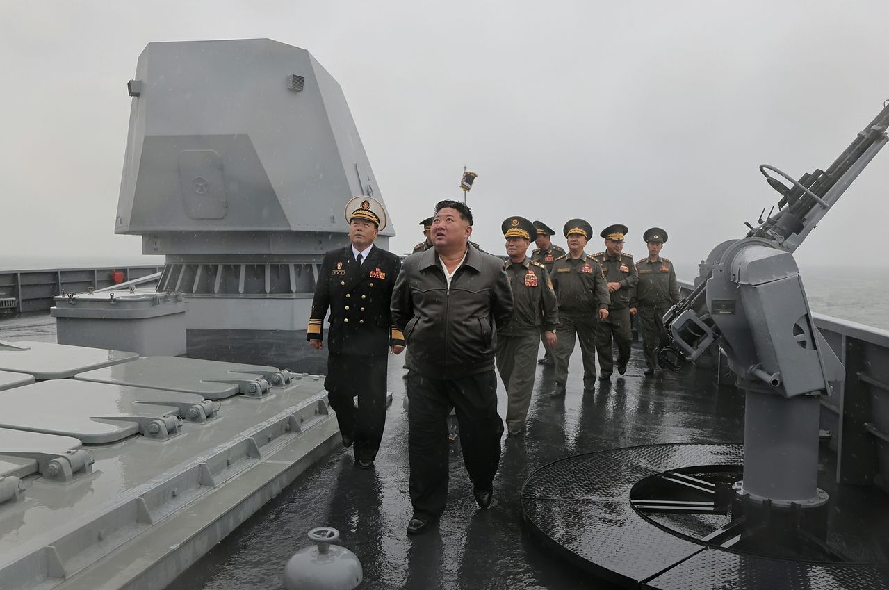 김정은 북한 국무위원장이 지난 7일 구축함 '최현호'에 탑승해 기동능력 종합평가 시험을 참관하는 모습. 노동신문, 뉴스1