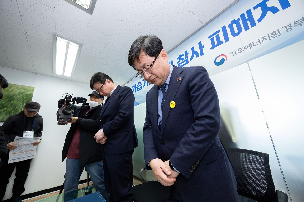지난 2월25일 김성환 기후에너지환경부 장관 서울 제분빌딩 가습기살균제 피해자 소통공간에서 열린 피해자들과 간담회에 앞서 희생자에 대한 묵념을 하고 있다. 뉴스1.