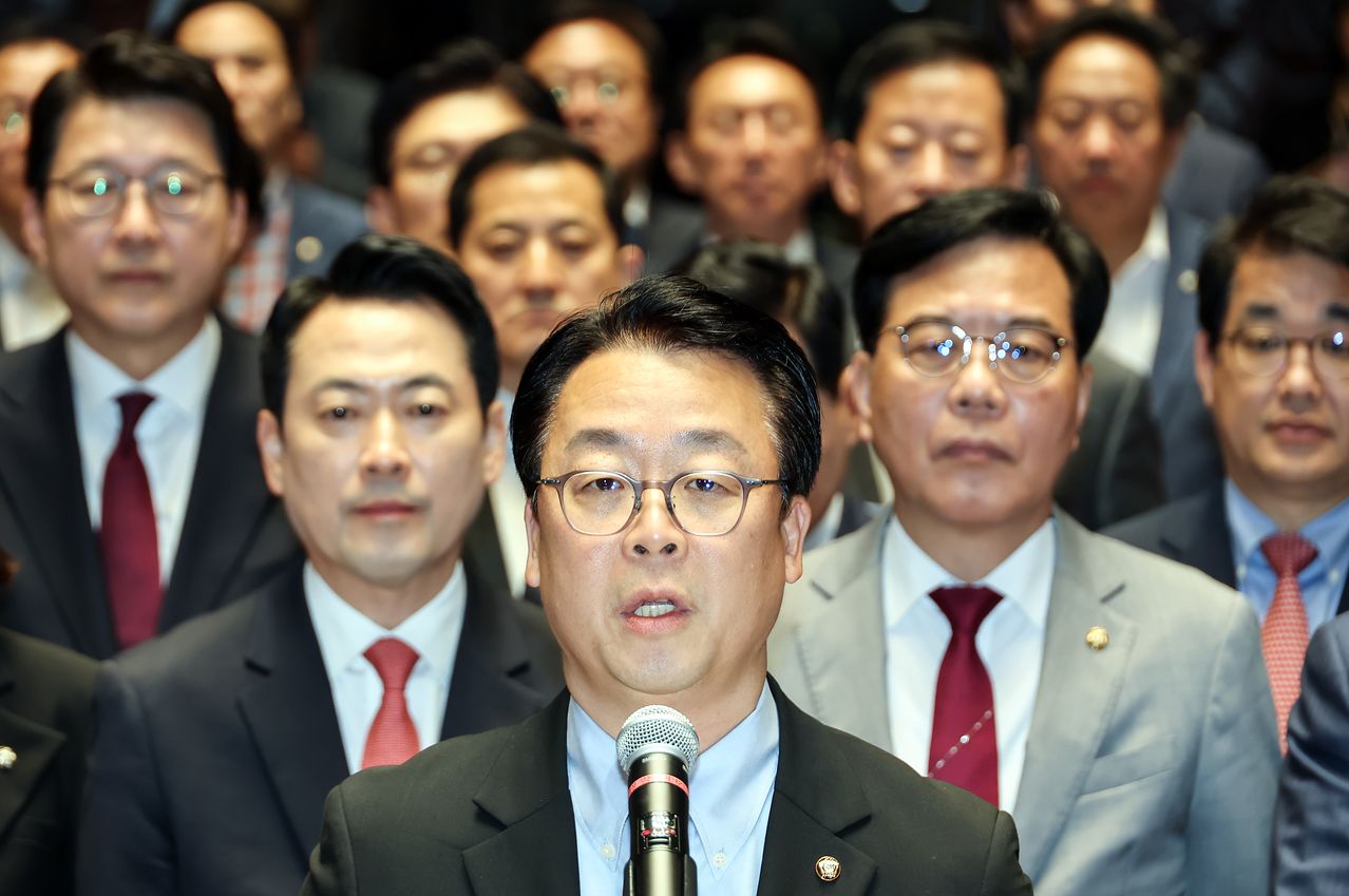 국민의힘 곽규택 수석대변인이 7일 국회에서 열린 의원총회에서 장동혁 대표와 송언석 원내대표를 비롯한 의원들을 대표해 개헌과 관련한 성명서를 낭독하고 있다. 연합뉴스