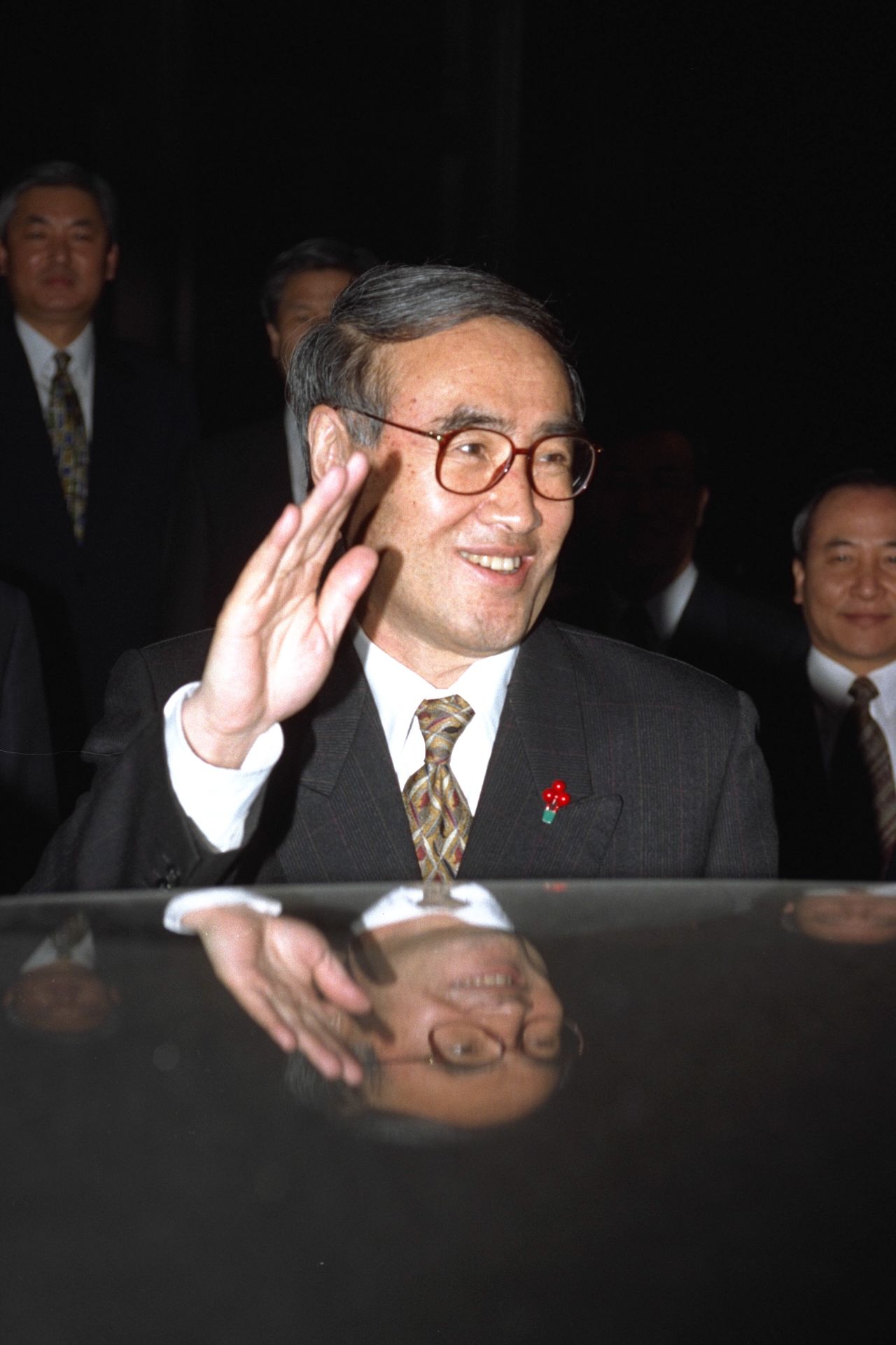 1995년 12월 15일 당시 김영삼 대통령은 이수성 서울대 총장을 새 국무총리 내정자로 지명했다. 이날 퇴근하며 승용차에 타기 전 손을 흔들어 인사하는 이홍구 국무총리의 모습. [중앙포토]