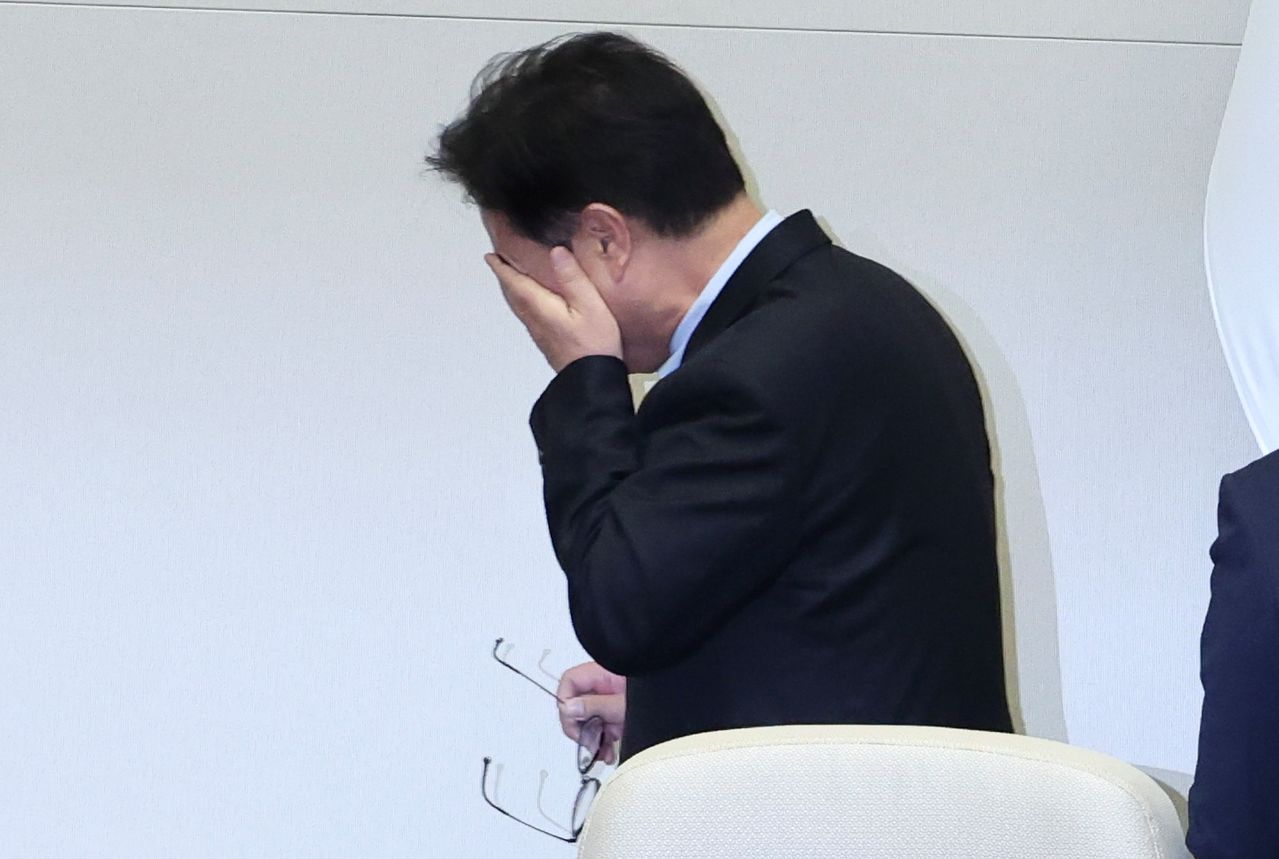 우원식 국회의장이 8일 오후 국회 본회의에서 헌법개정안과 관련해 "재상정하지 않겠다"고 밝힌 뒤 본회의장을 나서고 있다. 임현동 기자