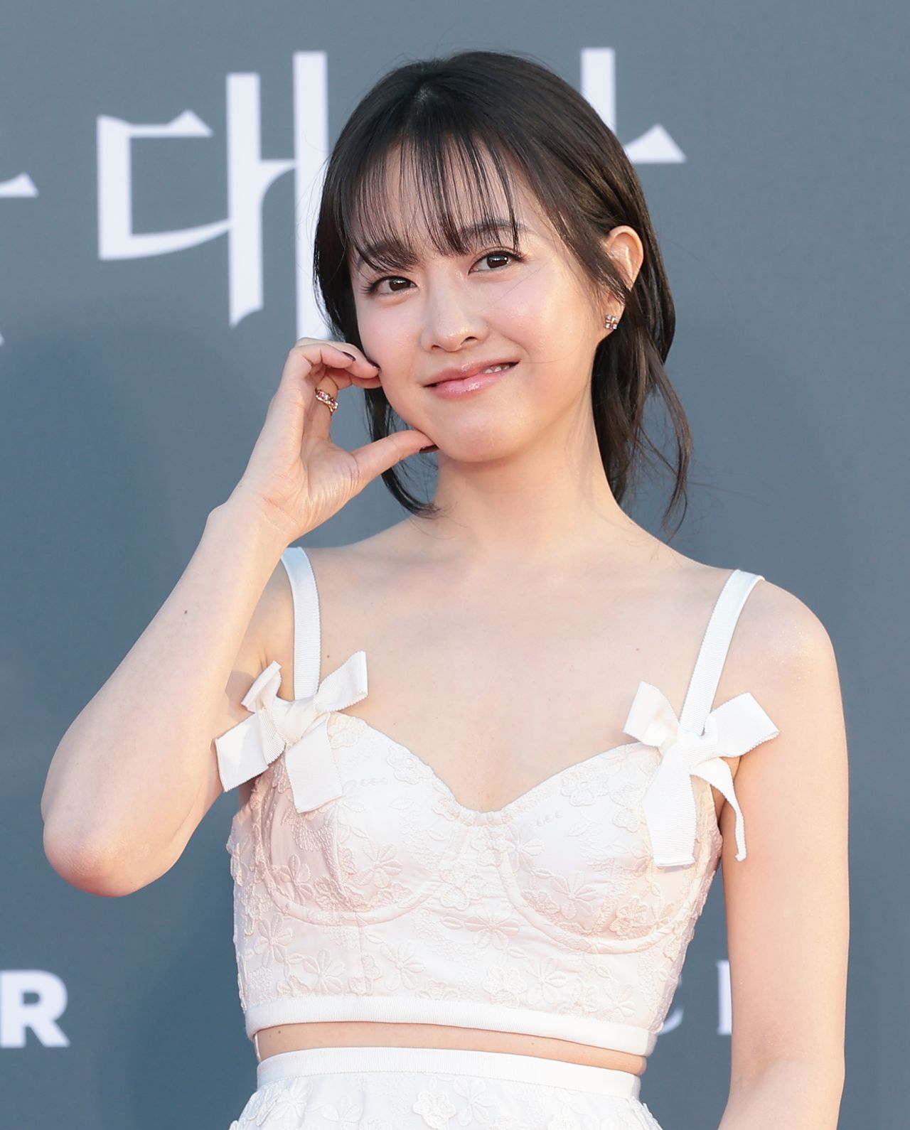 배우 박보영이 8일 서울 강남구 코엑스에서 열린 ‘제62회 백상예술대상’ 레드카펫 행사에 참석해 포즈를 취하고 있다. 뉴스1