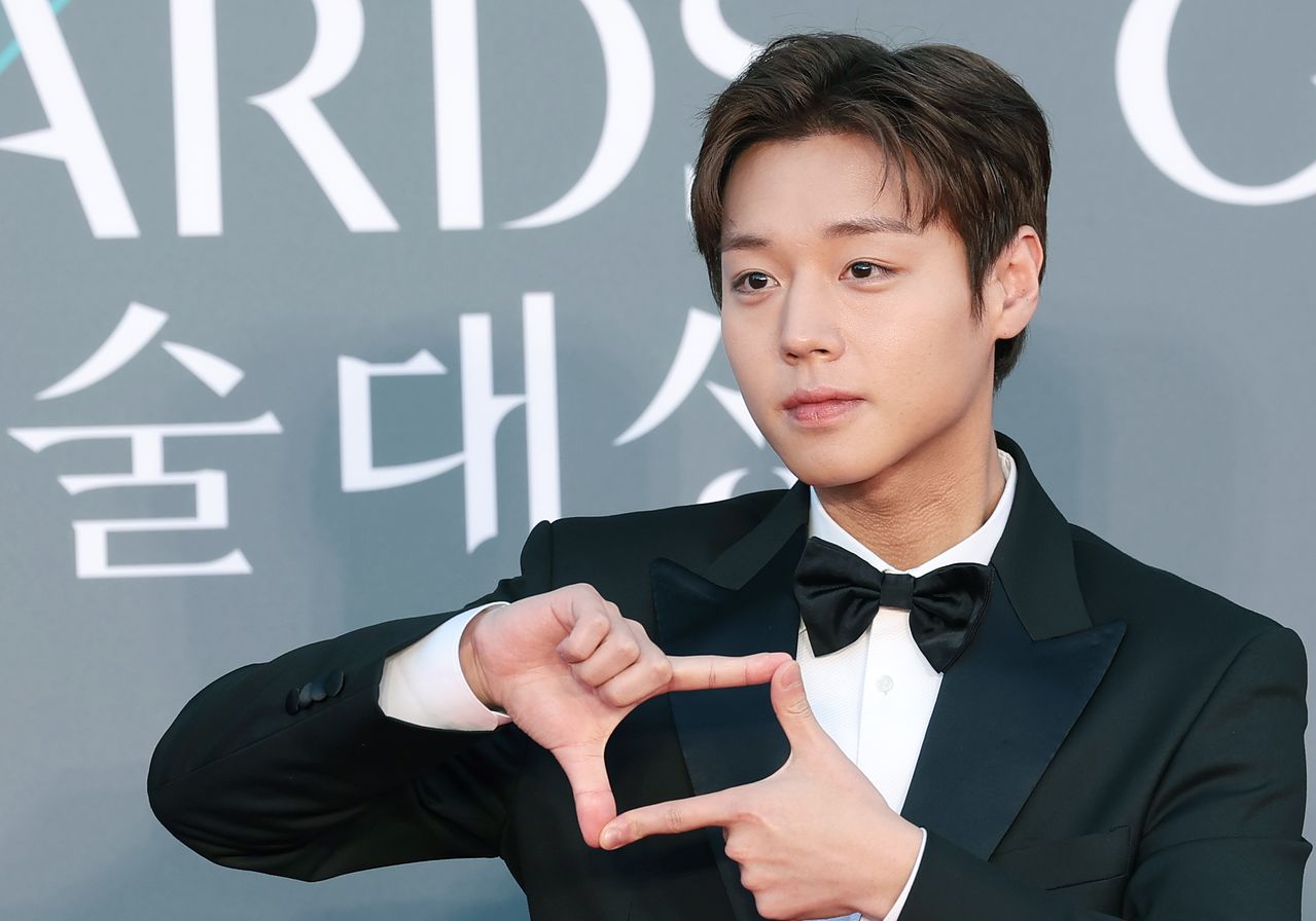 배우 박지훈이 8일 서울 강남구 코엑스에서 열린 ‘제62회 백상예술대상’ 레드카펫 행사에 참석해 포즈를 취하고 있다. 뉴스1