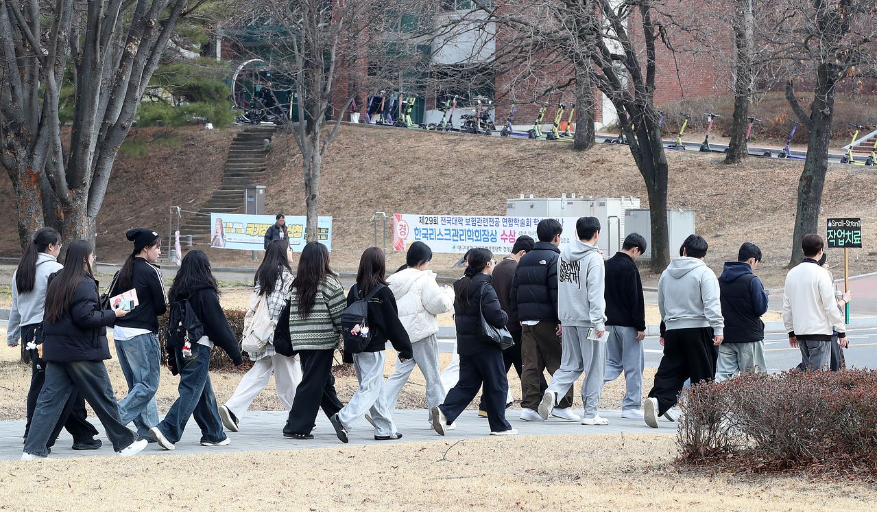 지난 봄 대구대학교 경산캠퍼스에서 신입생들이 캠퍼스투어를 하고 있다. 뉴스1