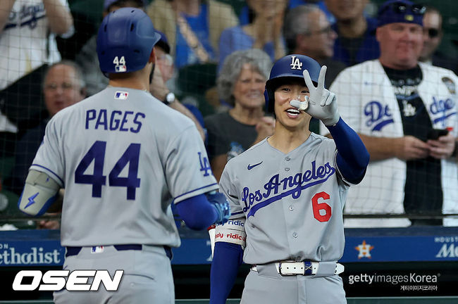 [사진] LA 다저스 김혜성이 홈런을 친 앤디 파헤스를 환영하고 있다. ⓒGettyimages(무단전재 및 재배포 금지)