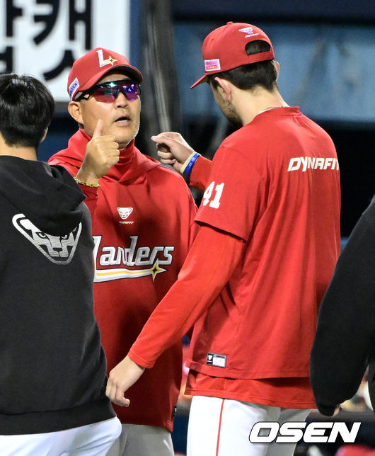 [OSEN=잠실, 최규한 기자] 프로야구 SSG 랜더스가 주말 3연전 첫 날 기선제압에 성공했다. 경기를 마치고 승리한 SSG 이숭용 감독과 승리투수 앤서니 베니지아노가 인사를 나누고 있다. 2026.05.08 / dreamer@osen.co.kr