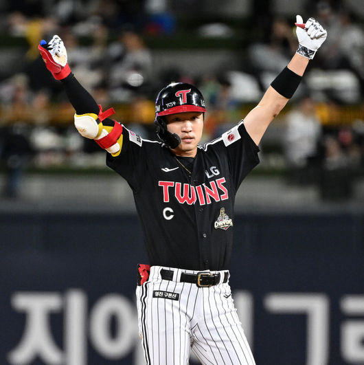 [OSEN=수원, 이대선 기자] 30일 수원 KT위즈파크에서 2026 신한 SOL KBO리그 KT 위즈와 LG 트윈스의 경기가 열렸다.이날 KT는 보쉴리, LG는 임찬규를 선발로 내세웠다.8회초 2사 1,2루에서 LG 박해민이 좌전 적시타를 치고 환호하고 있다. 2026.04.30 /sunday@osen.co.kr