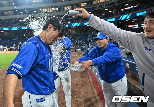 [OSEN=창원, 이석우 기자] 8일 창원NC파크에서 2026 신한 SOL KBO 리그 NC 다이노스와 삼성 라이온즈의 경기가 열렸다. 홈팀 NC는 목지훈이, 방문팀 삼성은 장찬희가 선발 출전했다. 삼성 라이온즈 김재윤이 통산 200 세이브를 달성하고 동료들의 축하 물세례를 받고 있다. 2026.05.08 / foto0307@osen.co.kr