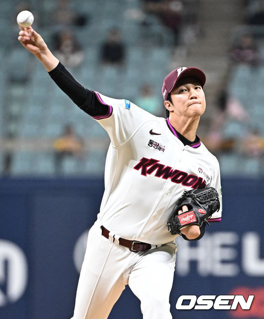 [OSEN=고척, 조은정 기자]8일 서울 고척스카이돔에서 2026 신한 SOL KBO리그 키움 히어로즈와 KT 위즈의 경기가 열렸다.이날 키움은 안우진, KT 오원석을 선발로 내세웠다.1회초 키움 안우진이 역투하고 있다. 2026.05.08 /cej@osen.co.kr