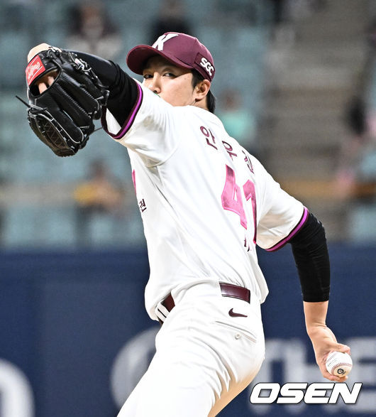 [OSEN=고척, 조은정 기자]8일 서울 고척스카이돔에서 2026 신한 SOL KBO리그 키움 히어로즈와 KT 위즈의 경기가 열렸다.이날 키움은 안우진, KT 오원석을 선발로 내세웠다.1회초 키움 안우진이 역투하고 있다. 2026.05.08 /cej@osen.co.kr