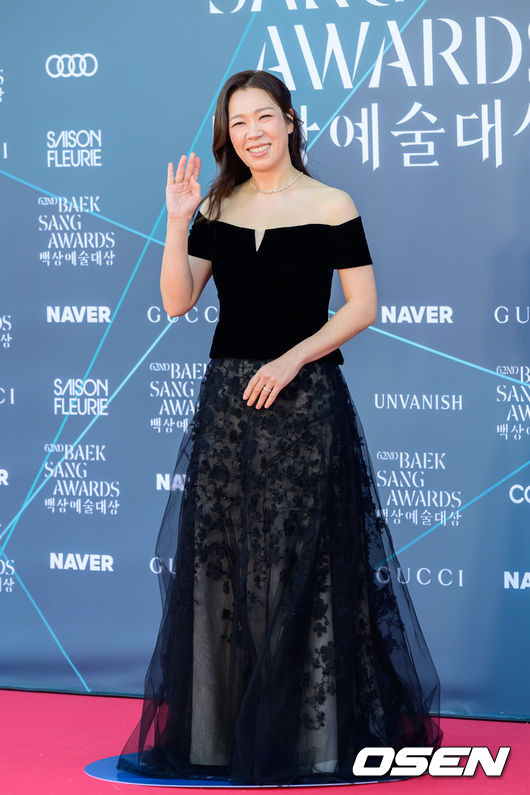 [OSEN=박준형 기자] 8일 오후 서울 삼성동 코엑스에서 ‘제62회 백상예술대상’ 시상식이 진행됐다.여덟 번째 호흡을 맞추는 3명의 MC신동엽·수지·박보검이 올해도 시상식 진행을 맡았다.  영화 부문에선 ‘왕과 사는 남자’(감독장항준)와 ‘어쩔수가없다’(감독박찬욱)가 치열하게 경쟁을 벌이고, 방송 부문에서도 여러 쟁쟁한 후보들이 수상 여부를 두고 각축을 벌인다. 배우 염혜란이 포즈를 취하고 있다. 2026.05.08 / soul1014@osen.co.kr