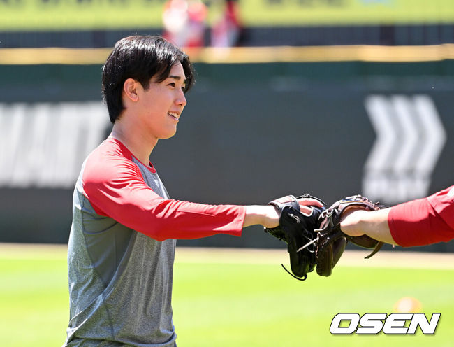 [OSEN=인천, 이대선 기자] 5일 인천 SSG랜더스필드에서 2026 신한 SOL KBO리그 SSG 랜더스와 NC 다이노스의 경기가 열렸다.이날 SSG은 최민준, 두산 NC는 신영우를 선발로 내세웠다.미치 화이트의 부상 대체 선수로 영입한 일본 독립리그 좌완 투수 히라모토 긴지로가 훈련을 마치고 미소를 짓고 있다. 2026.05.05 /sunday@osen.co.kr