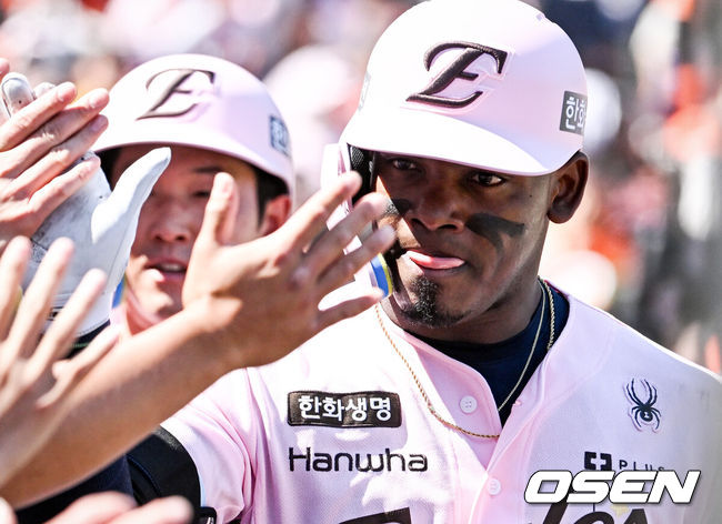 [OSEN=대전, 조은정 기자]9일 오후 대전 한화생명볼파크에서 2026 신한 SOL KBO리그 한화 이글스와 LG 트윈스의 경기가 열렸다.이날 한화는 왕옌청을 LG는 치리노스를 선발로 내세웠다.3회말 2사 1루에서 한화 페라자가 동점 우월 투런 홈런을 날린 뒤 더그아웃에서 환영을 받고 있다.  2026.05.09 /cej@osen.co.kr