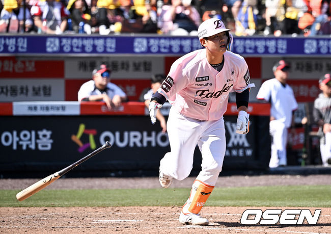 [OSEN=대전, 조은정 기자]9일 오후 대전 한화생명볼파크에서 2026 신한 SOL KBO리그 한화 이글스와 LG 트윈스의 경기가 열렸다.이날 한화는 왕옌청을 LG는 치리노스를 선발로 내세웠다.5회말 2사 1루에서 한화 허인서가 1타점 2루타를 날리고 있다. 2026.05.09 /cej@osen.co.kr