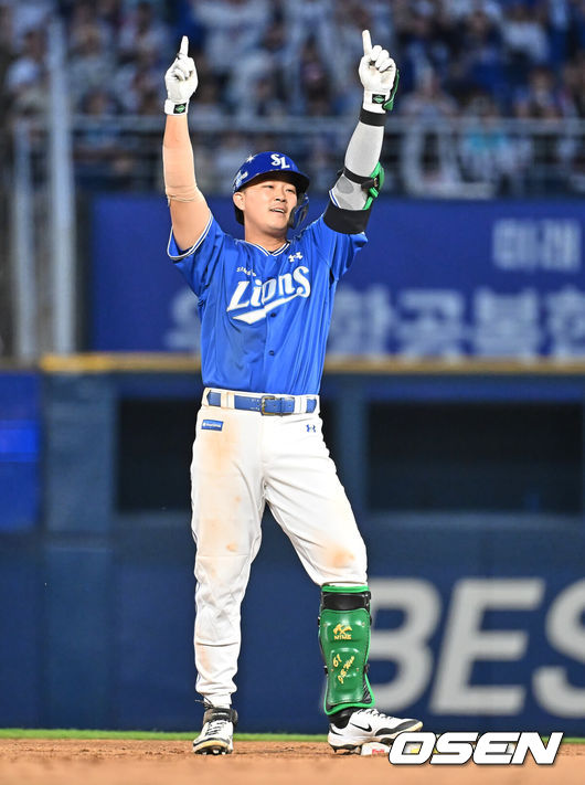 [OSEN=창원, 이석우 기자] 9일 창원NC파크에서 2026 신한 SOL KBO 리그 NC 다이노스와 삼성 라이온즈의 경기가 열렸다. 홈팀 NC는 신민혁이, 방문팀 삼성은 후라도가 선발 출전했다. 삼성 라이온즈 전병우가 8회초 1사 2,3루 우중간 2타점 2루타를 치고 세리머니를 하고 있다. 2026.05.09 / foto0307@osen.co.kr