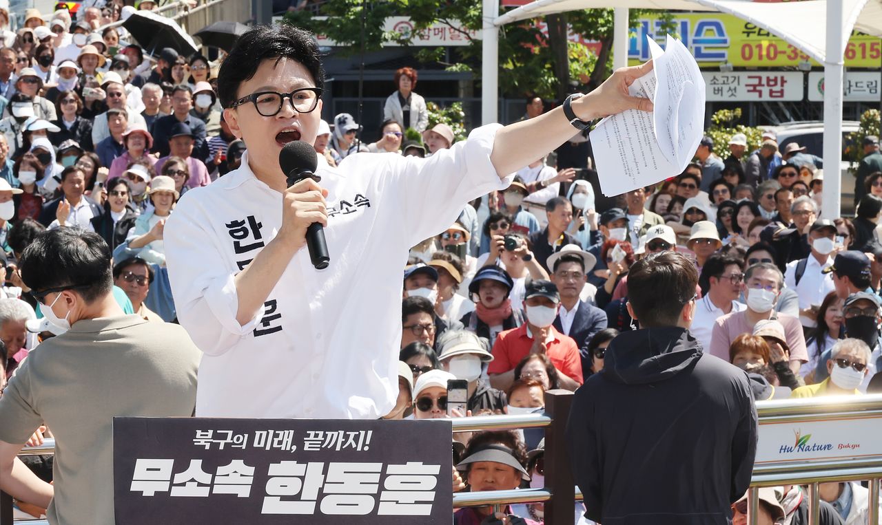 부산 북갑 국회의원 보궐선거에 무소속으로 출마한 한동훈 전 국민의힘 대표가 9일 부산 북구 구포시장 옆 소공원에서 출마선언을 하고 있다. 송봉근 객원기자