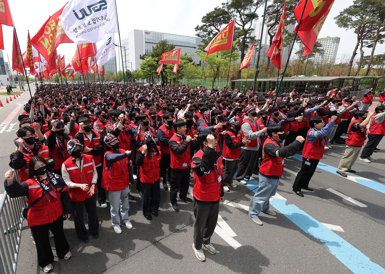 삼성바이오로직스 상생노동조합 조합원들이 지난달 22일 인천 연수구 삼성바이오로직스 송도 사업장 앞에서 열린 투쟁 결의대회에서 임금인상 등을 요구하며 투쟁을 외치고 있다. 뉴시스