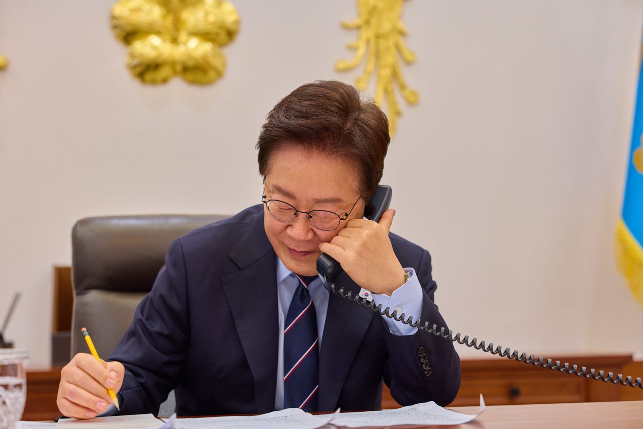 이재명 대통령, 캐나다 총리와 통화    (서울=연합뉴스) 이재명 대통령이 8일 청와대에서 마크 카니 캐나다 총리와 통화하고 있다. 연합뉴스