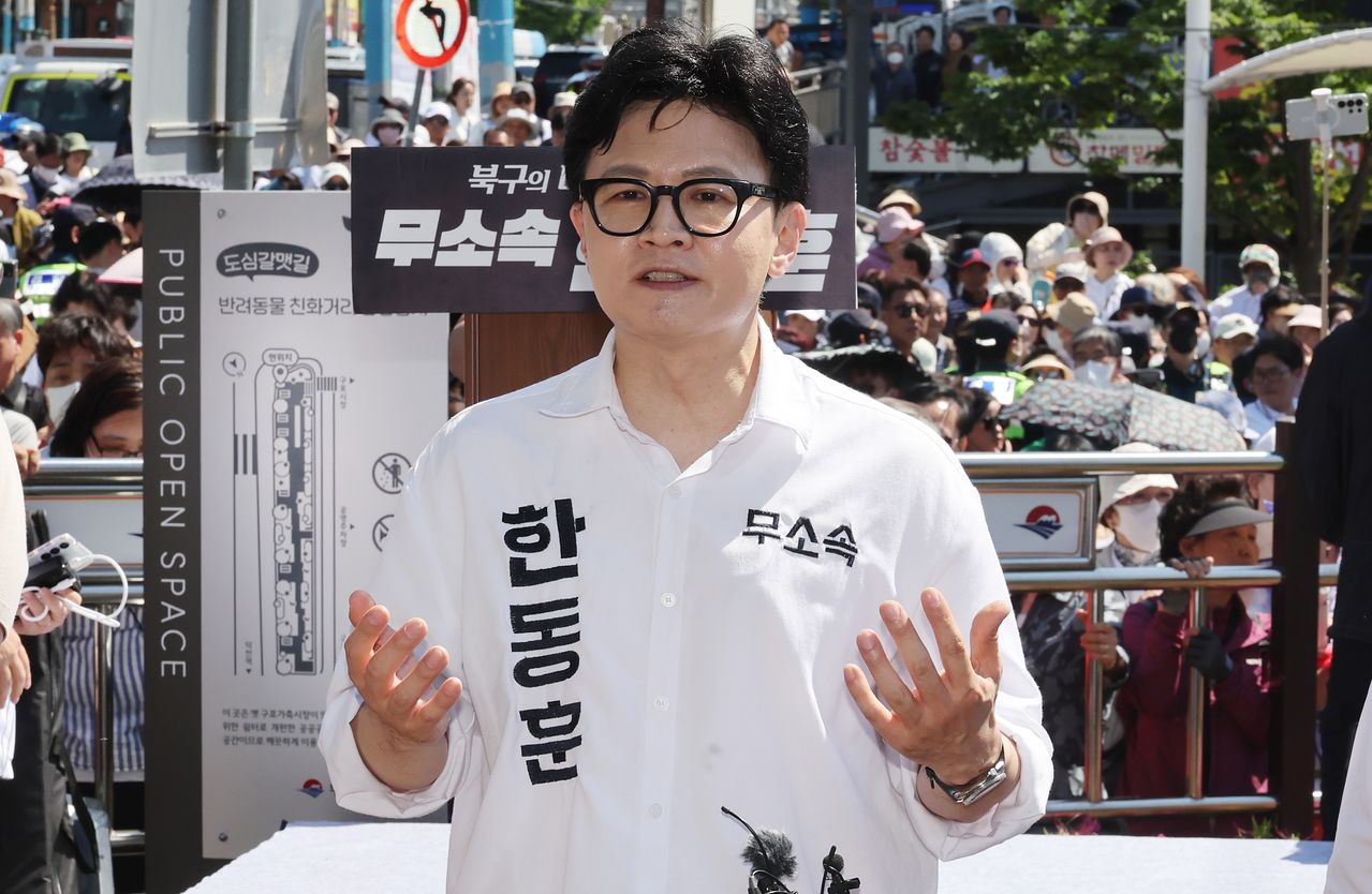 부산 북갑 국회의원 보궐선거에 무소속으로 출마한 한동훈 전 국민의힘 대표가 9일 부산 북구 구포시장 옆 소공원에서 출마선언 후 시민과 인사하고 있다. 송봉근 객원기자