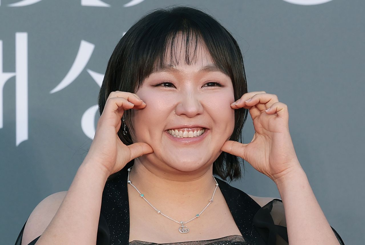 방송인 이수지가 8일 서울 강남구 코엑스에서 열린 ‘제62회 백상예술대상’ 레드카펫 행사에 참석해 포즈를 취하고 있다. 뉴스1