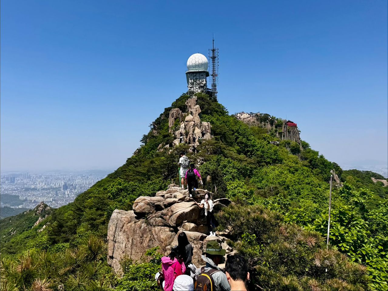 관악산 기상관측소와 이어지는 암릉에서 정체 중인 등산객들. 뒤로 정상 연주대의 인파가 보인다. 김홍준 기자