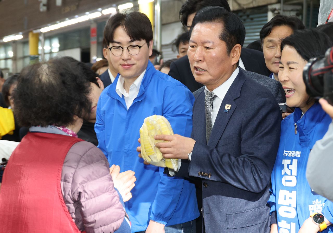 정청래 더불어민주당 대표가 지난 3일 부산 북구 구포시장에서 하정우 전 청와대 AI미래기획수석 등과 상인들에게 인사하며 지지를 호소하고 있다. 송봉근 객원기자
