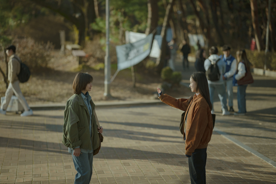 넷플릭스 '은중과 상연'의 한 장면. 왼쪽부터 천상연(박지현)과 류은중(김고은). 사진 넷플릭스